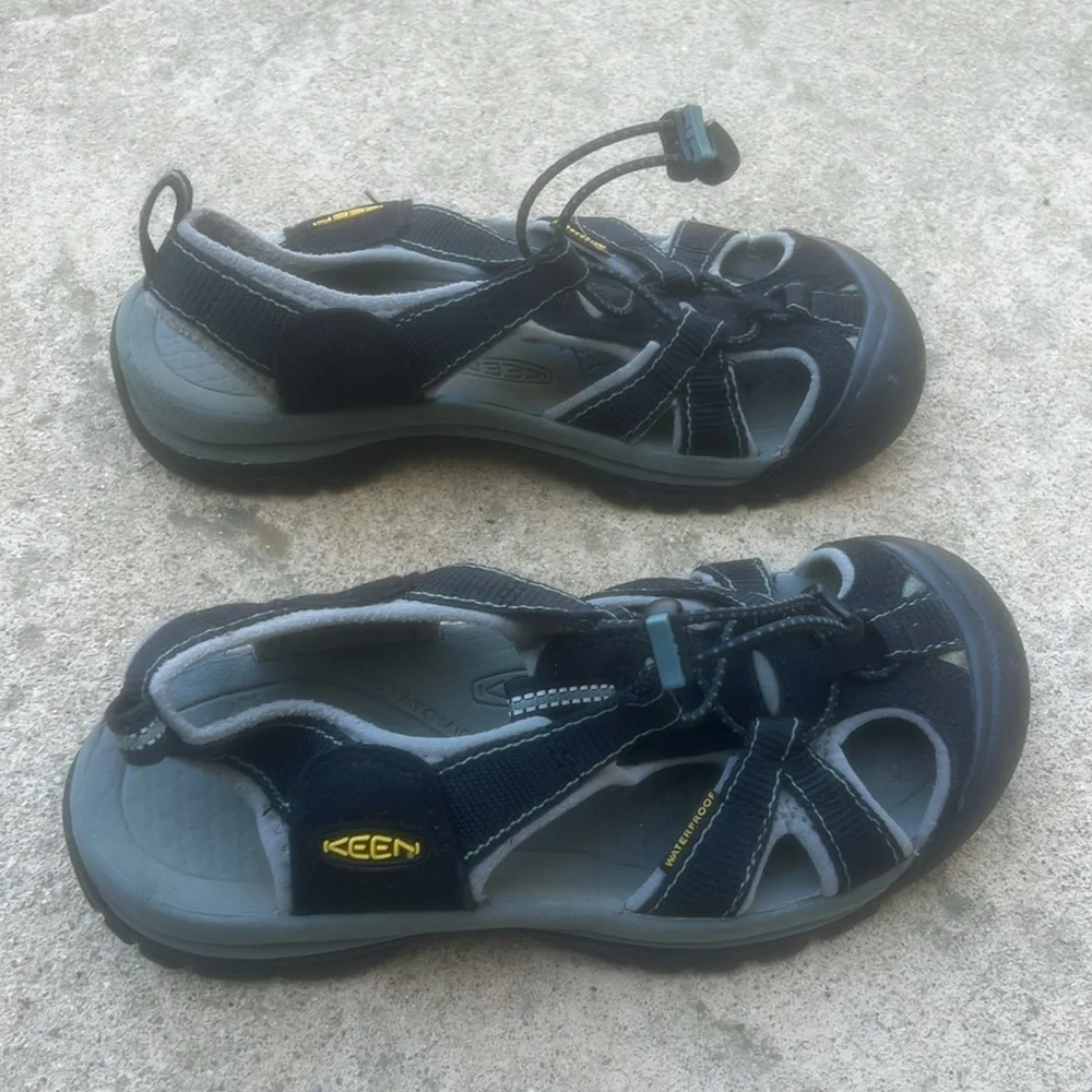 KEEN Newport H2 Closed Toe Black Water Sandal Women's Size 6